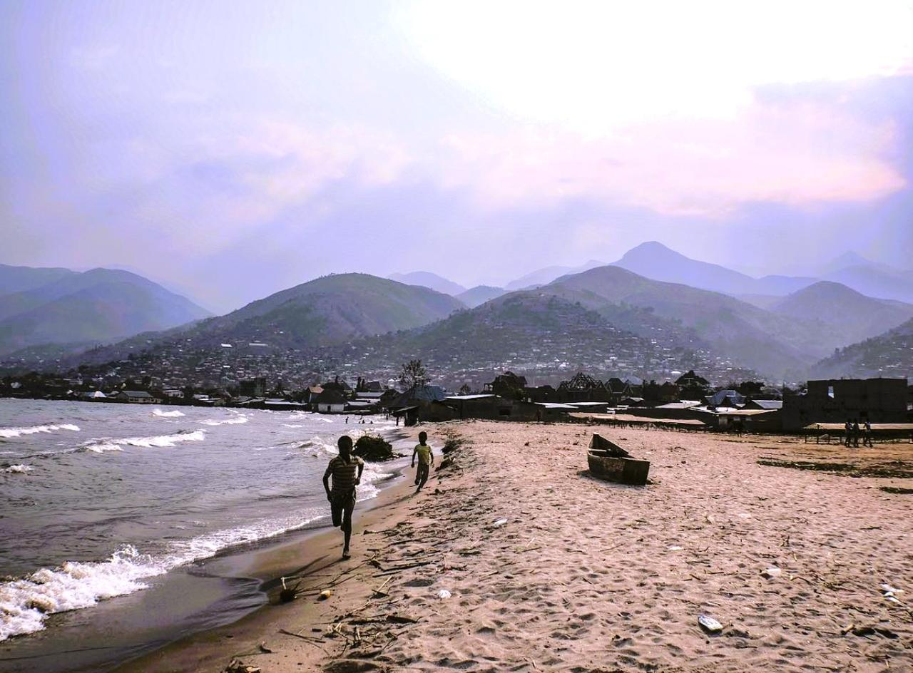 Le lac Tanganyika vu depuis la rive congolaise, avec des embarcations au premier plan.