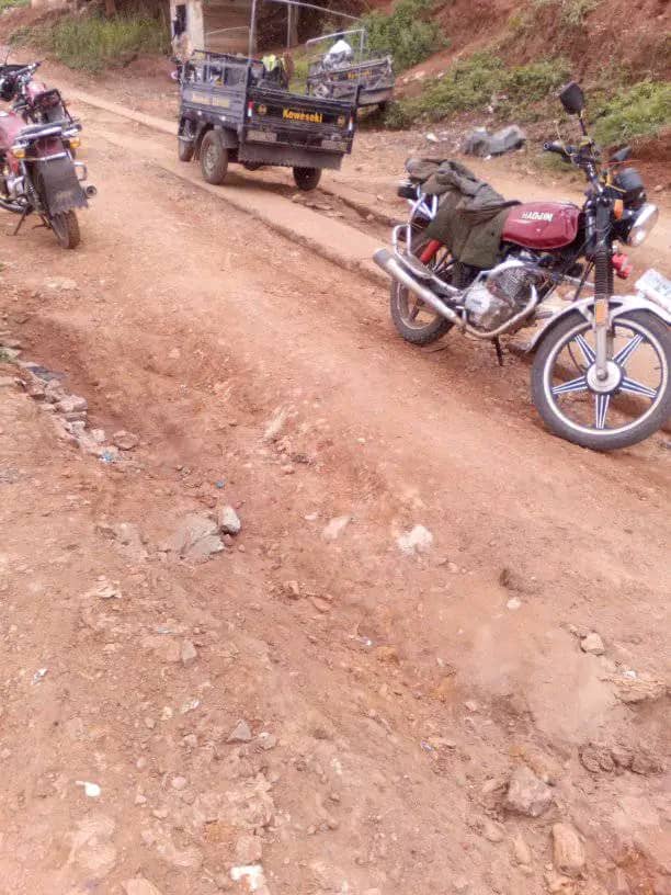 Engins de chantier au travail sur l'axe Soyo-Mvuadu en réhabilitation à Matadi, dans le Kongo-Central