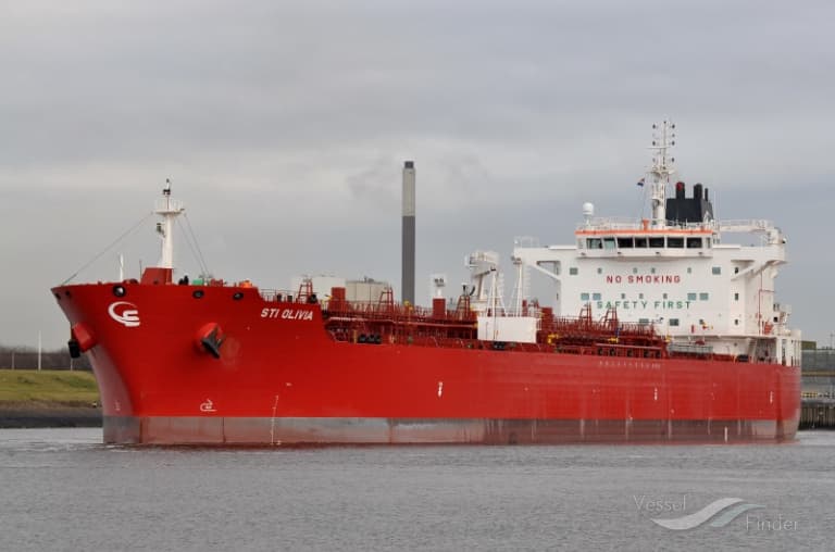 Le pétrolier saoudien NCC Ghazal naviguant en mer, coque sombre et superstructure blanche à l'arrière